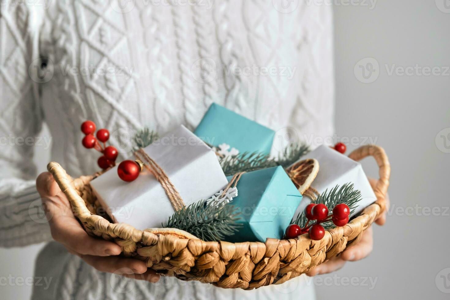 Frau halten Korb mit nachhaltig eingewickelt Weihnachten Geschenke, Nahaufnahme, selektiv Fokus. Öko Weihnachten Dekor foto