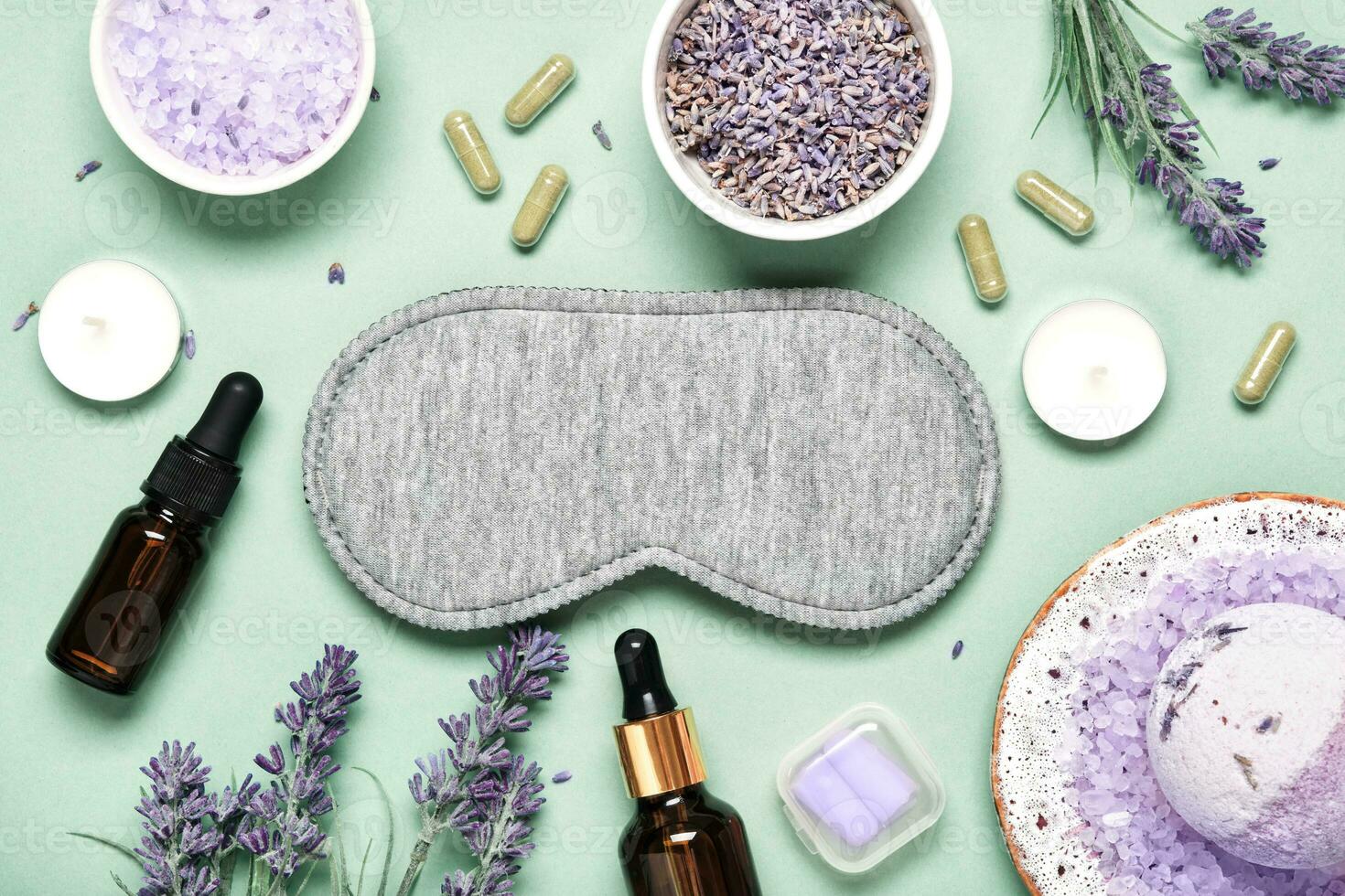 Schlaf Maske und Lavendel Produkte zum gesund Schlaf auf Textil- Hintergrund. gesund Nacht Schlaf Konzept foto