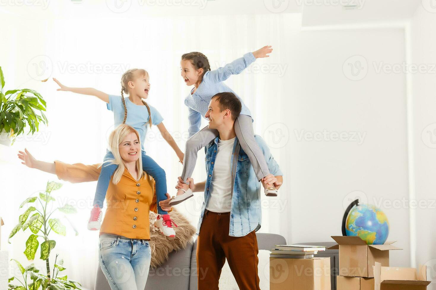 glücklich Familie mit Karton Kisten im Neu Haus beim ziehen um Tag. foto