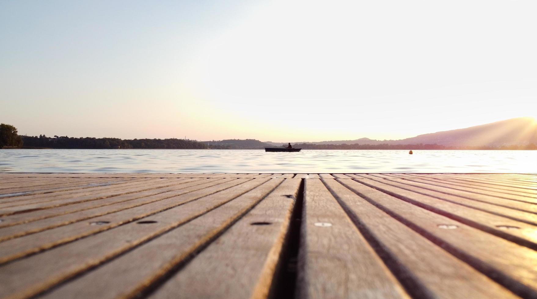 fischer angeln allein am pusianosee bei sonnenuntergang foto