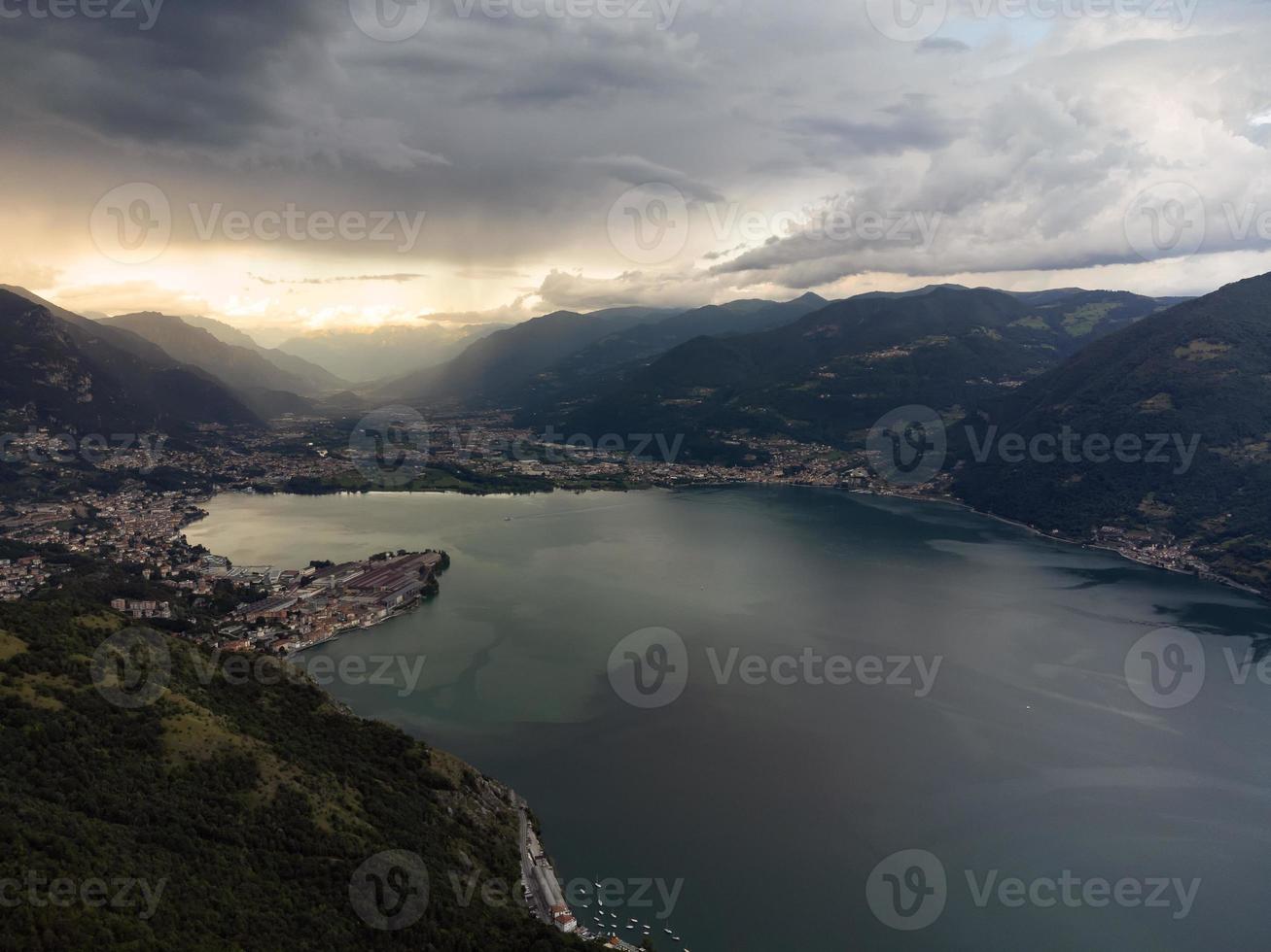 nach dem sturm schöner sonnenuntergang über dem see foto