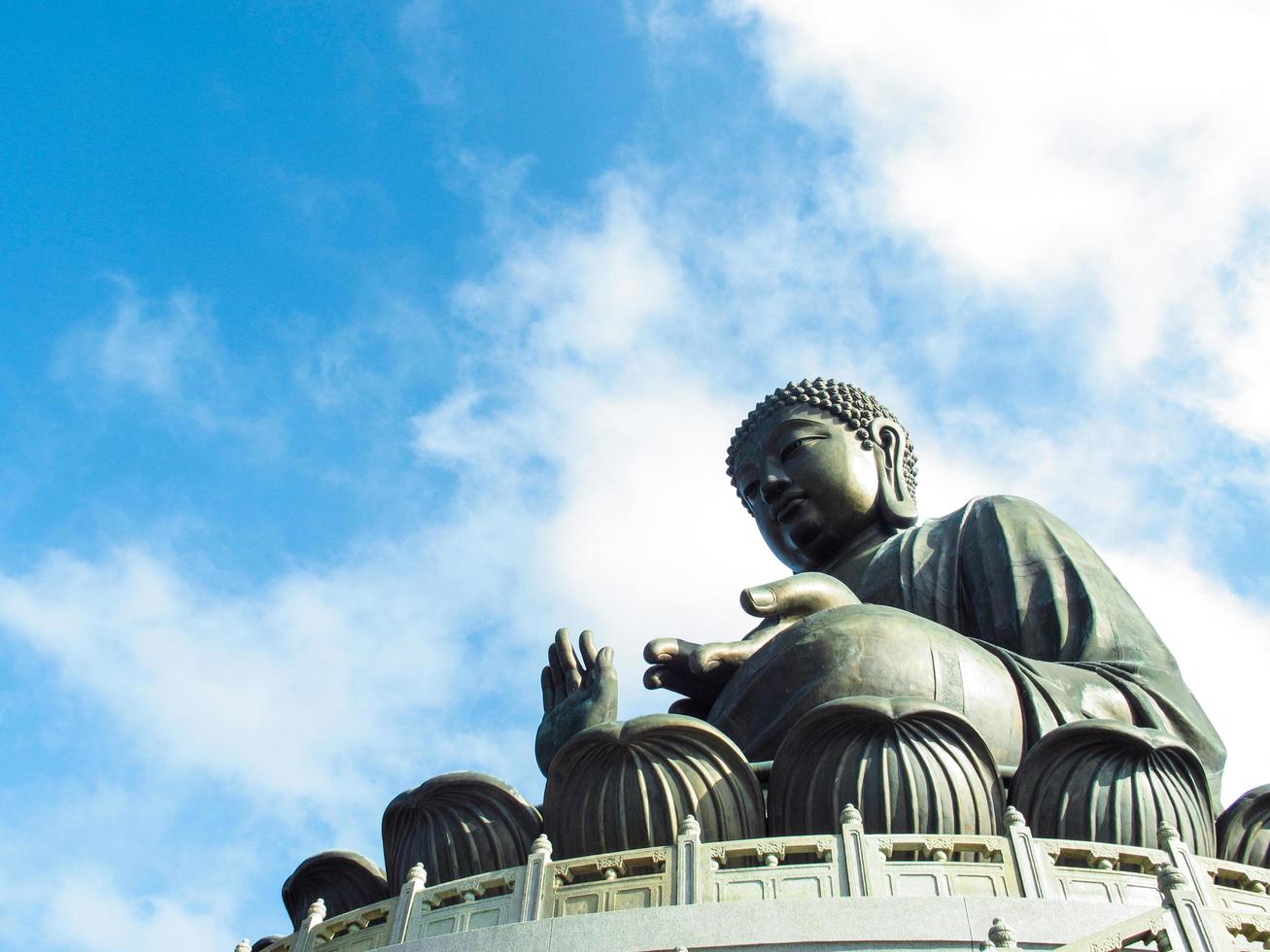 riesige buddha-statue und po-lin-kloster in hong kong, lantau island china foto