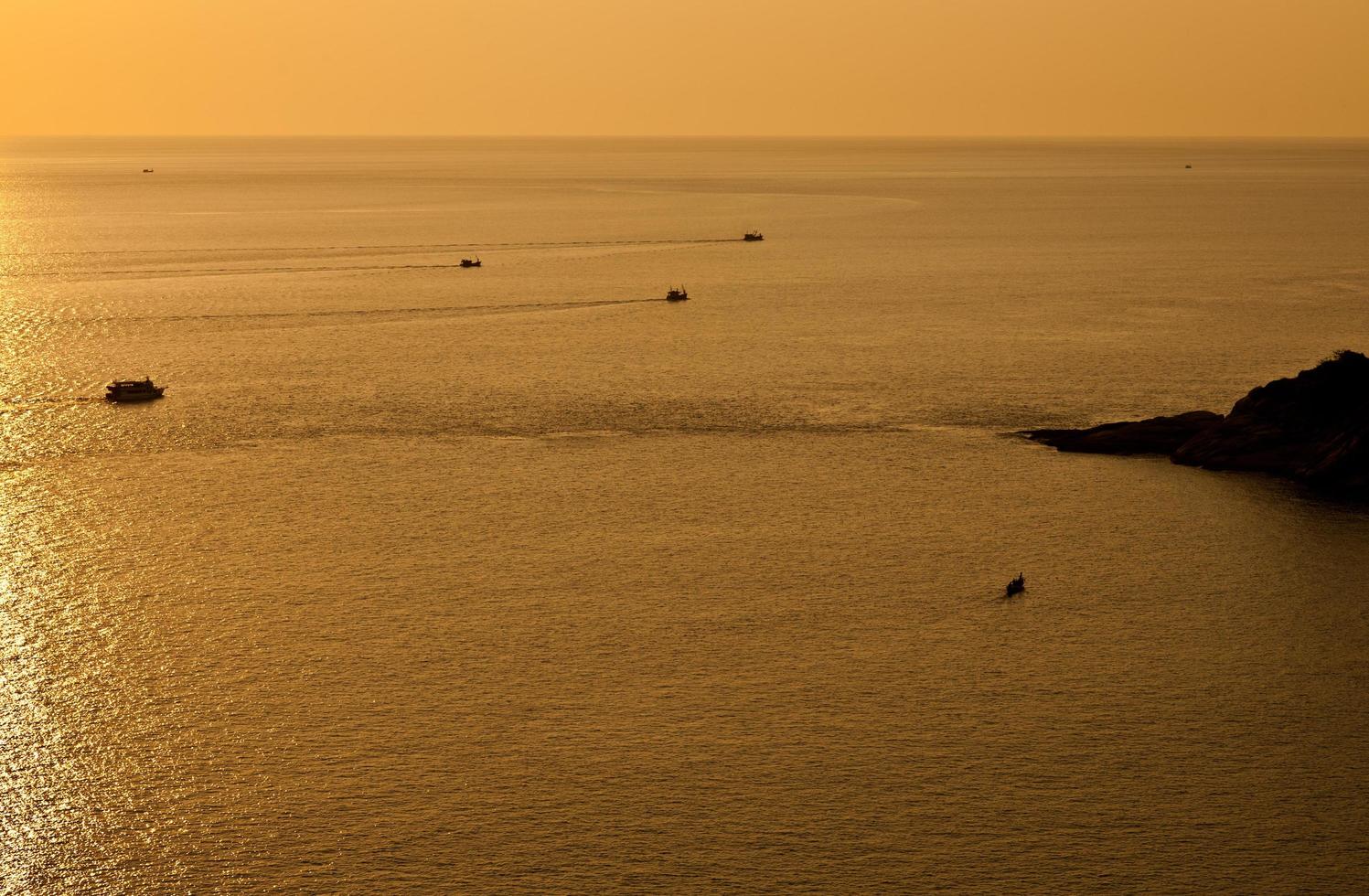 Schönheitslandschaft mit goldenem Sonnenuntergang über dem Meereshintergrund foto