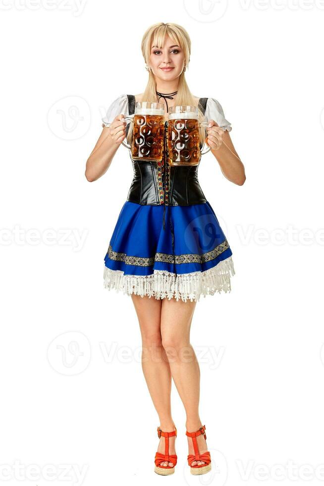 voll Länge Porträt von ein blond Frau mit traditionell Kostüm halten Bier Brille isoliert auf Weiß Hintergrund. foto