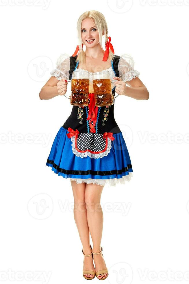 voll Länge Porträt von ein blond Frau mit traditionell Kostüm halten Bier Brille isoliert auf Weiß Hintergrund. foto