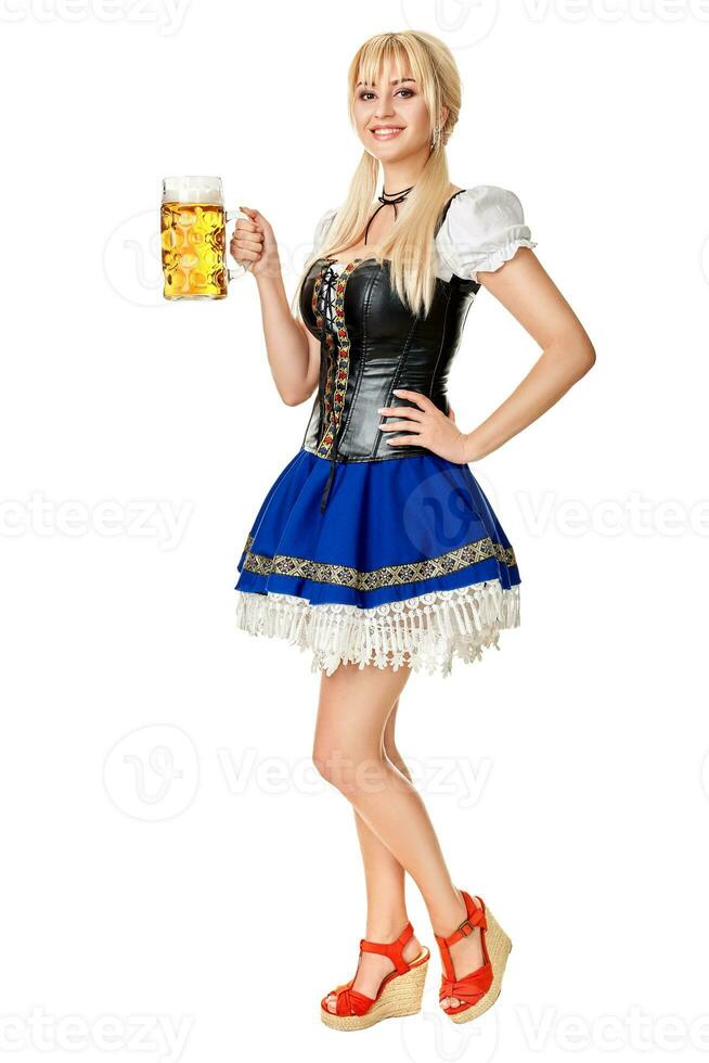 voll Länge Porträt von ein blond Frau mit traditionell Kostüm halten Bier Brille isoliert auf Weiß Hintergrund. foto