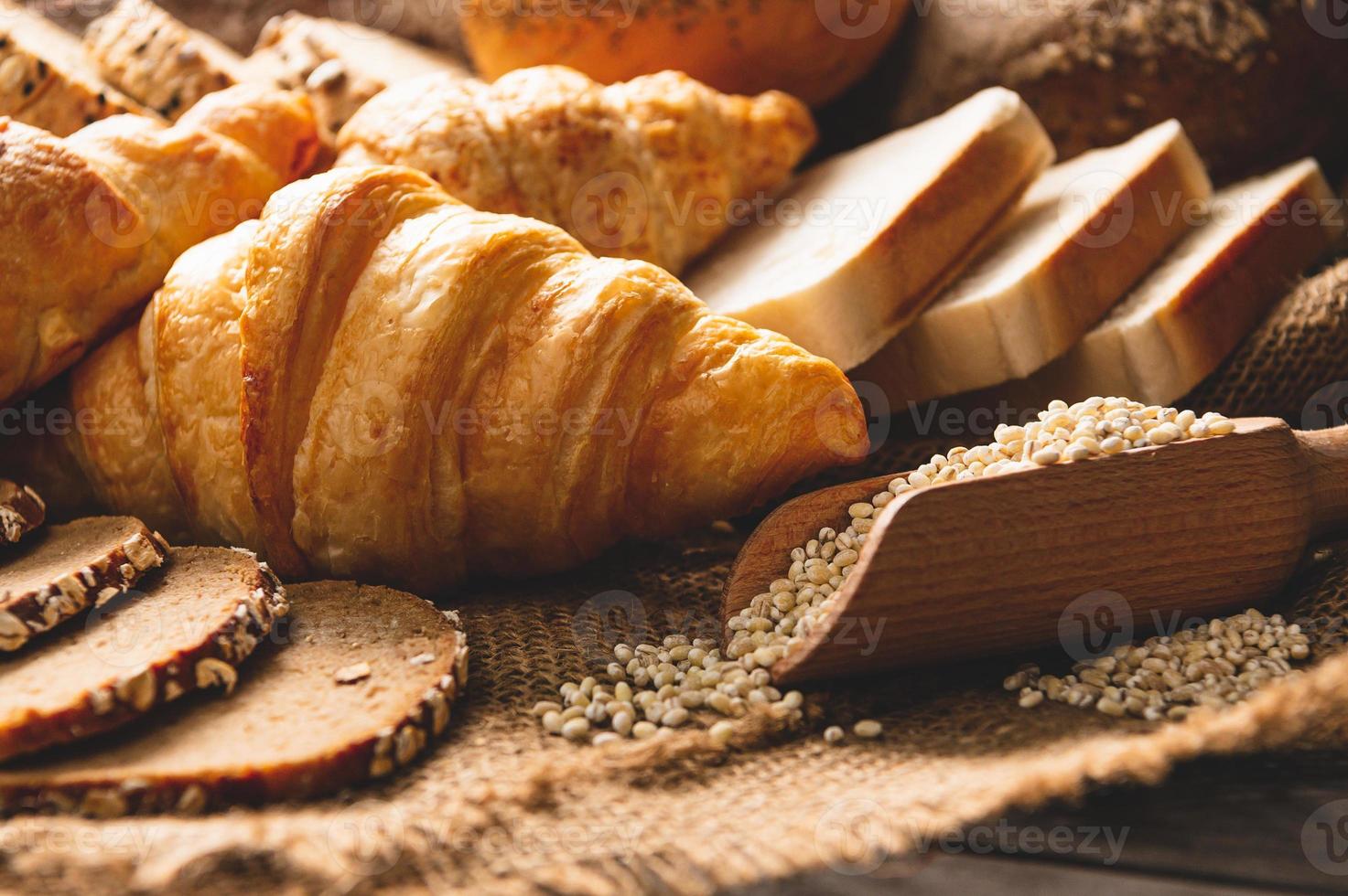 verschiedene arten von brot mit ernährungsvollkorn auf hölzernem hintergrund. Essen und Bäckerei im Küchenkonzept. leckeres frühstück gouemet und mahlzeit. Kohlenhydrat-Bio-Lebensmittel-Küche hausgemacht foto