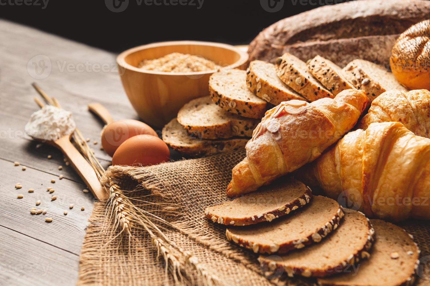 verschiedene arten von brot mit ernährungsvollkorn auf hölzernem hintergrund. Essen und Bäckerei im Küchenkonzept. leckeres frühstück gouemet und mahlzeit. Kohlenhydrat-Bio-Lebensmittel-Küche hausgemacht foto