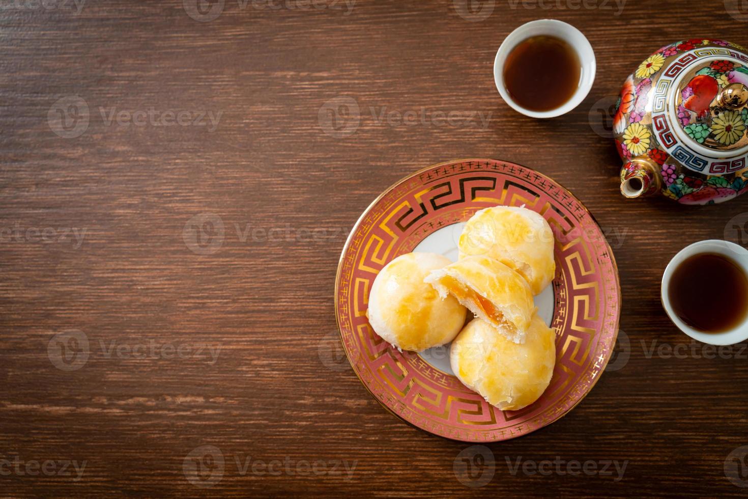 chinesisches Gebäck Mondkuchen mit gesalzenem Ei Erdnuss oder Frühlingsrollengebäck mit Nüssen und gesalzenen Eiern foto