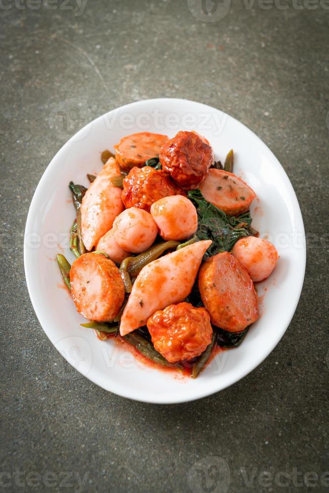 frittierte Fischbällchen mit Yentafo-Sauce verrühren foto