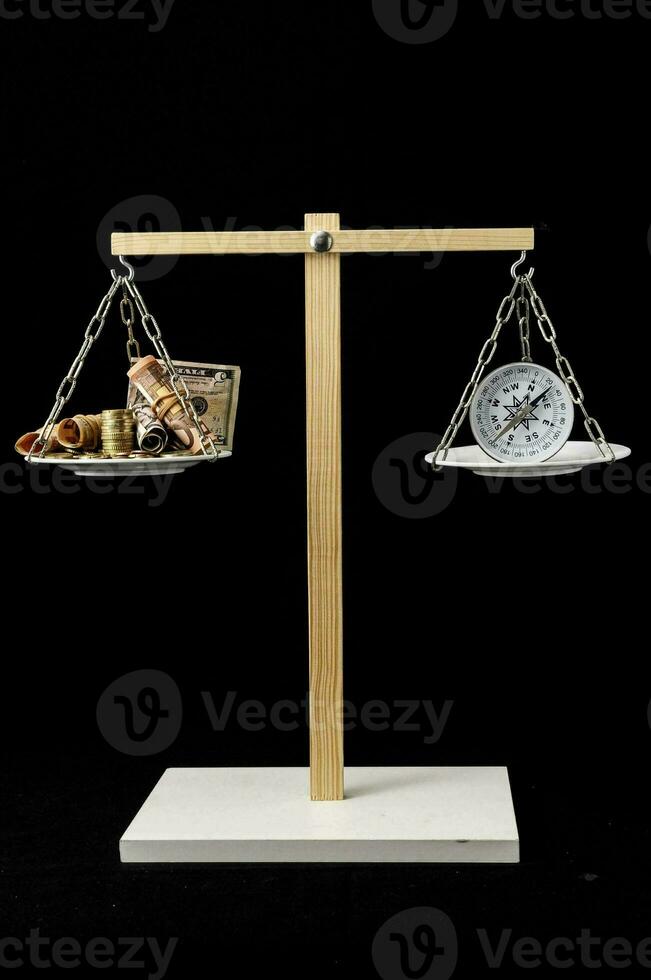 ein Balance Rahmen mit ein Uhr und Geld auf es foto