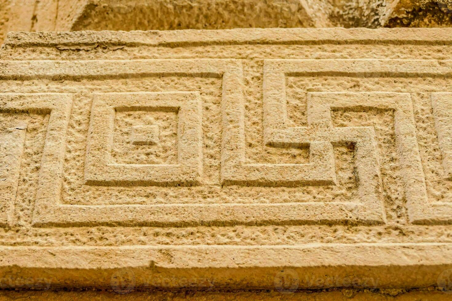 uralt griechisch Beschriftung auf das Mauer von ein Gebäude foto