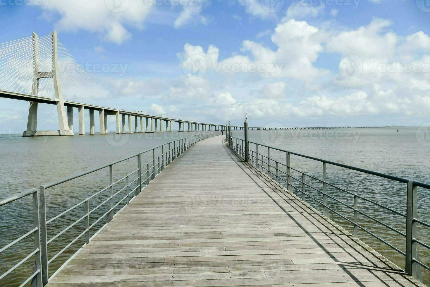 ein lange hölzern Seebrücke mit ein Brücke Über es foto