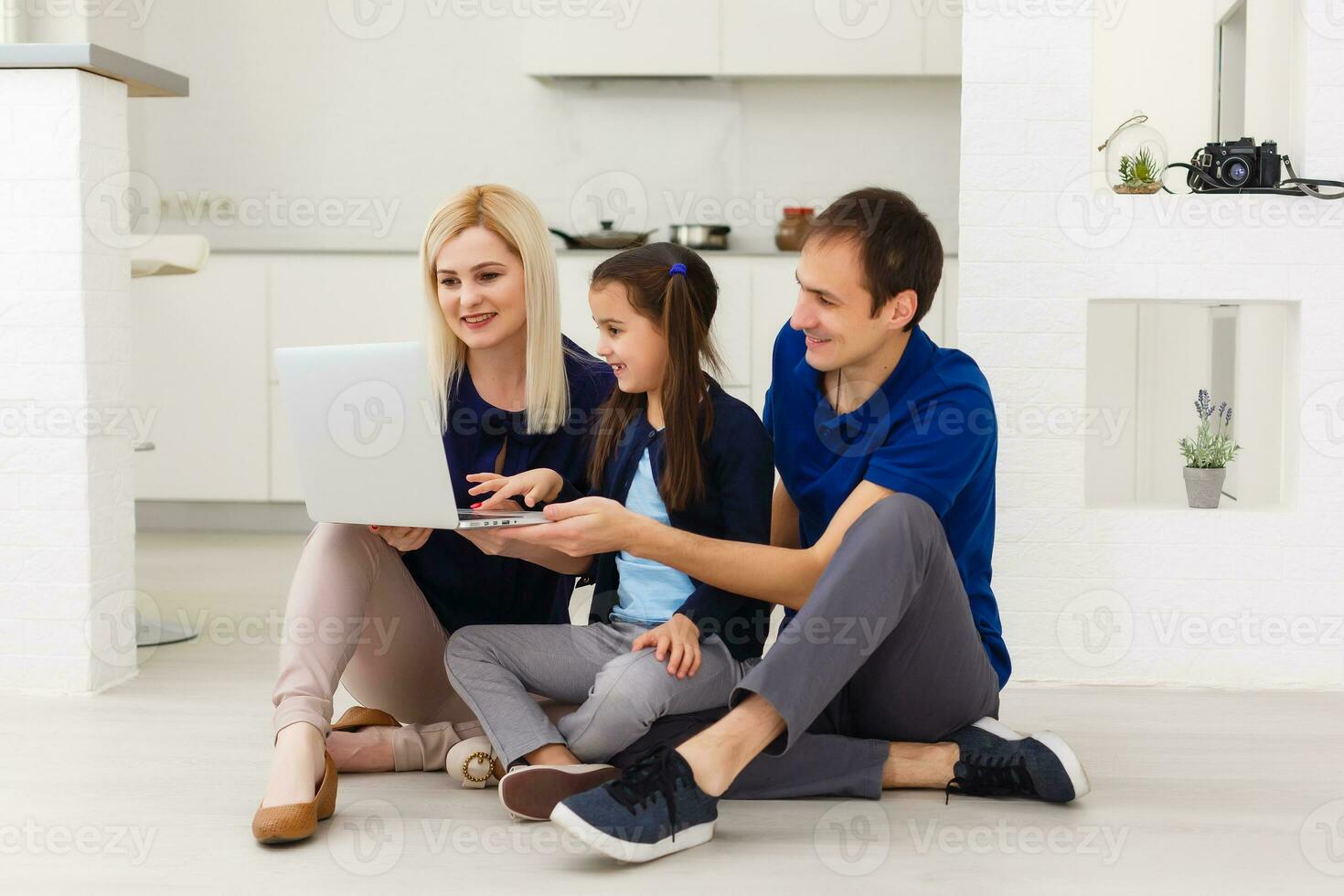 Mutter, Vater und Tochter studieren auf Laptop. Sozial Distanzierung und selbst Isolierung im Quarantäne Sperrung foto