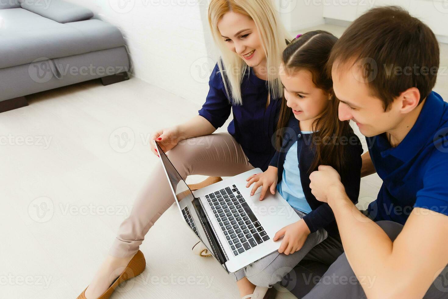 Mutter, Vater und Tochter studieren auf Laptop. Sozial Distanzierung und selbst Isolierung im Quarantäne Sperrung foto