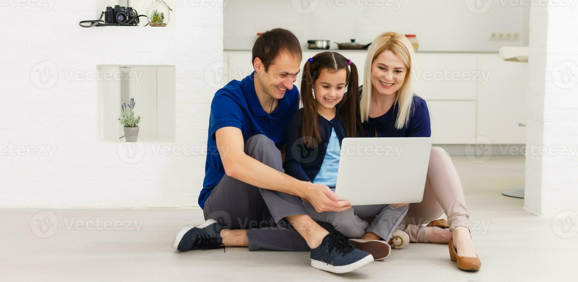 Mutter, Vater und Tochter studieren auf Laptop. Sozial Distanzierung und selbst Isolierung im Quarantäne Sperrung foto