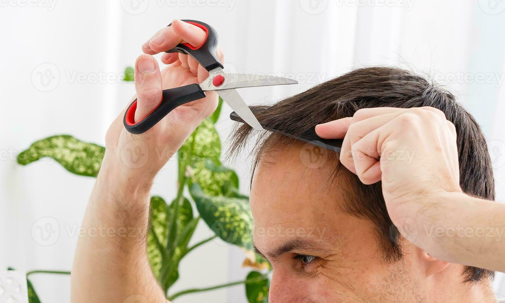 Coronavirus Herren Haarschnitt beim heim, online Friseur unterrichten auf ein Laptop foto