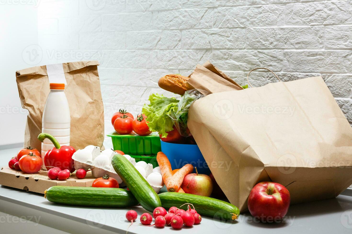 gesund Essen Hintergrund, Gemüse, Früchte, Eier und Molkerei Produkte auf Weiß Tisch, oben Aussicht foto