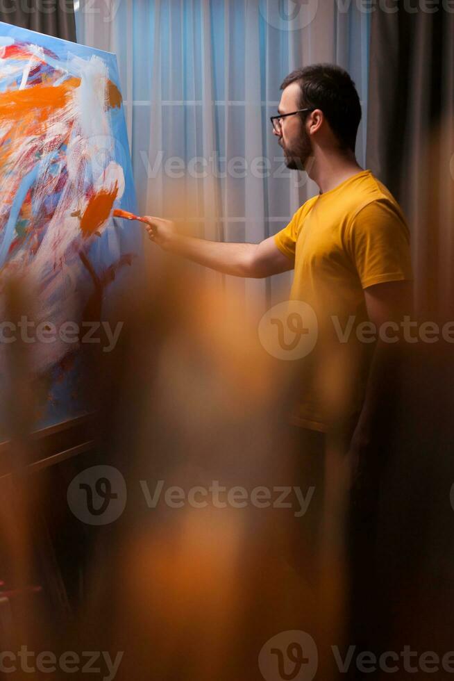 kreativ Mann Gemälde auf Segeltuch im Kunst Studio. modern Kunstwerk Farbe auf Leinwand, kreativ, zeitgenössisch und erfolgreich fein Kunst Künstler Zeichnung Meisterstück foto