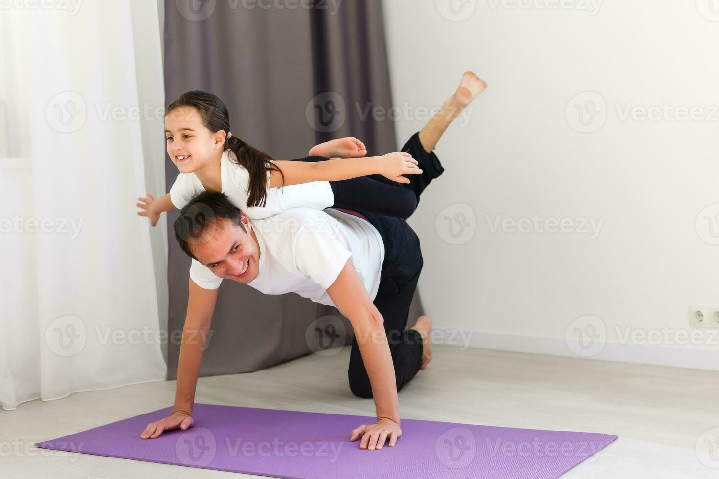 Vater und Tochter tun Fitness beim heim, Sport Ausbildung foto