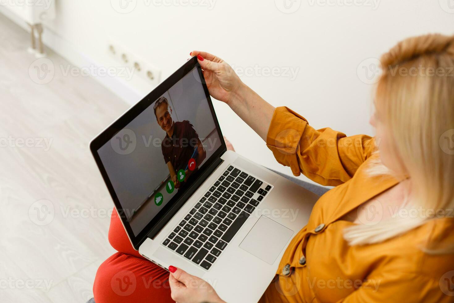 Frau Video Konferenzen mit Tutor auf Laptop beim heim. Entfernung Bildung Konzept. foto