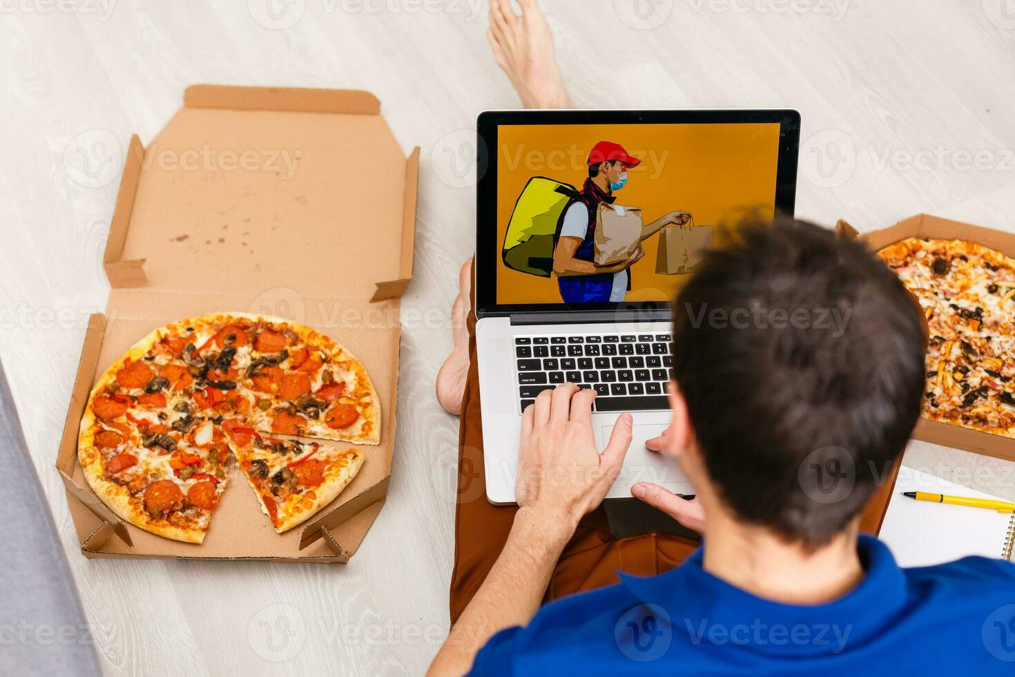 Mann mit Laptop zum online Essen bestellen während Quarantäne, Nahaufnahme. Lieferung Bedienung foto