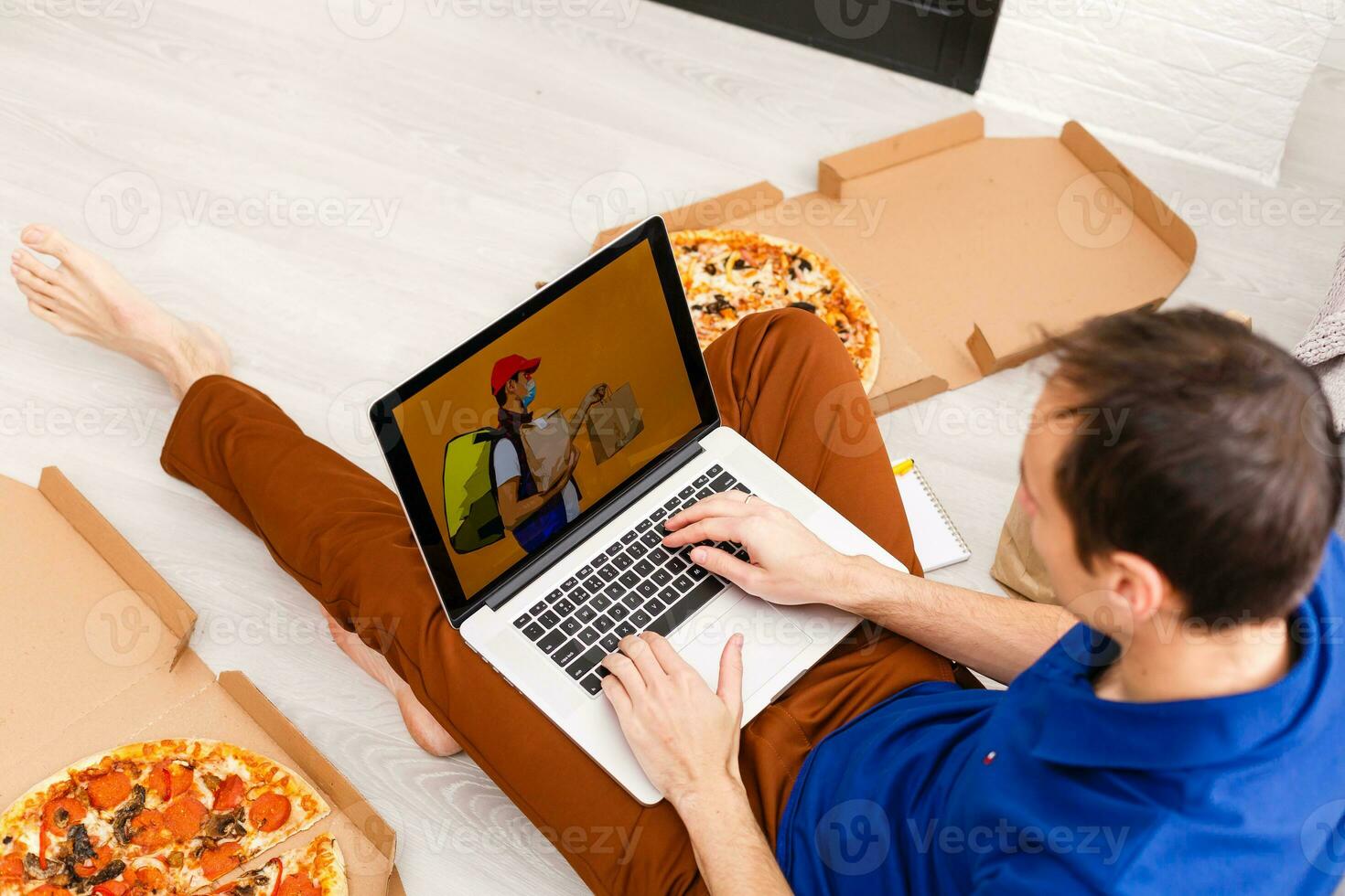 Mann mit Pizza beim Zuhause während Quarantäne foto