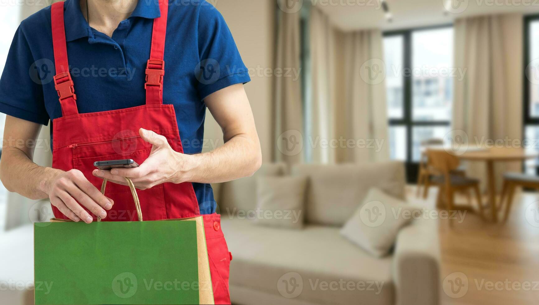 jung gut aussehend Lieferung Mann halten Papier Tasche mit wegbringen Essen glücklich mit groß lächeln. foto