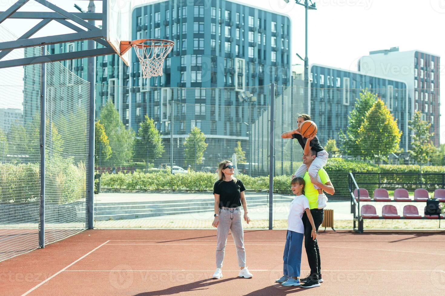 Zeit zum Familie Basketball. Familie beim Korb Spielplatz. foto