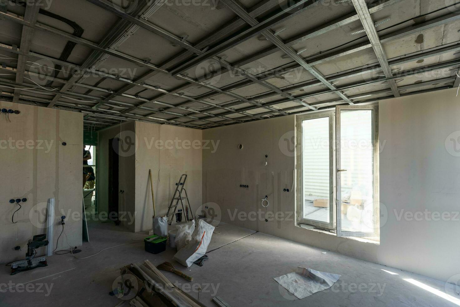 Trockenbau Installation Arbeit im Fortschritt durch Konstruktion Arbeitskräfte beim Konstruktion Zimmer. am einfachsten und am billigsten Weg zu tun Trennwand zum Innere Mauer. Neu Zuhause zum unter Konstruktion. Schutz Gebäude foto