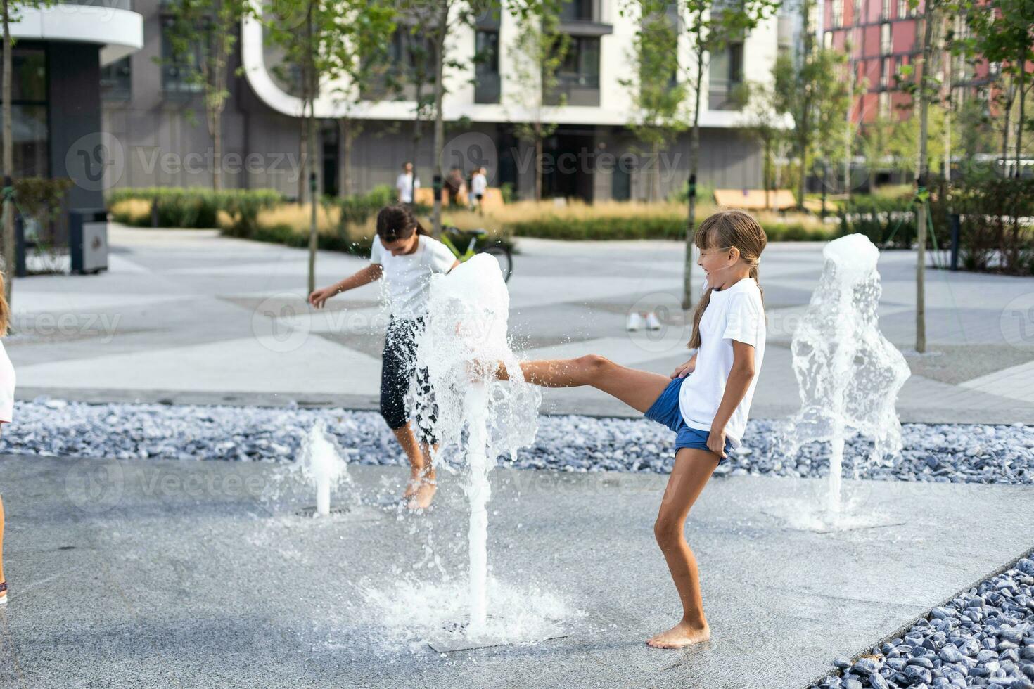 Leben von Kinder im ein modern Stadt wenig Mädchen haben Spaß mit Brunnen foto