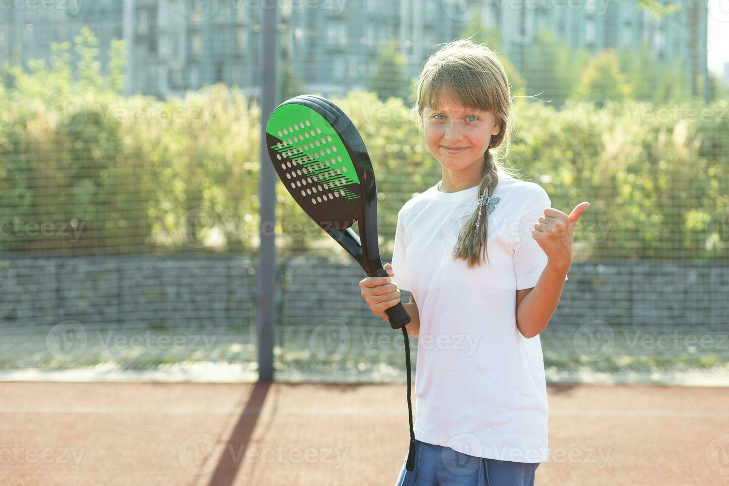 nettes mädchen mit schläger in den händen, die tennis spielen foto