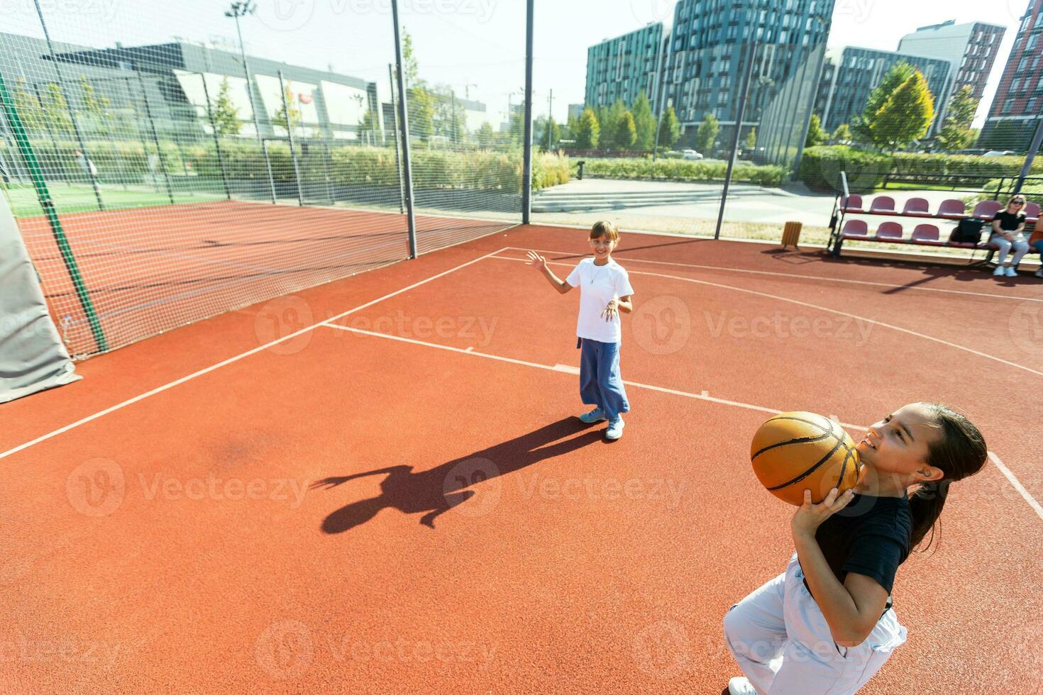 Kinder und Sport. Teenager Mädchen spielen Basketball auf das Spielplatz. foto