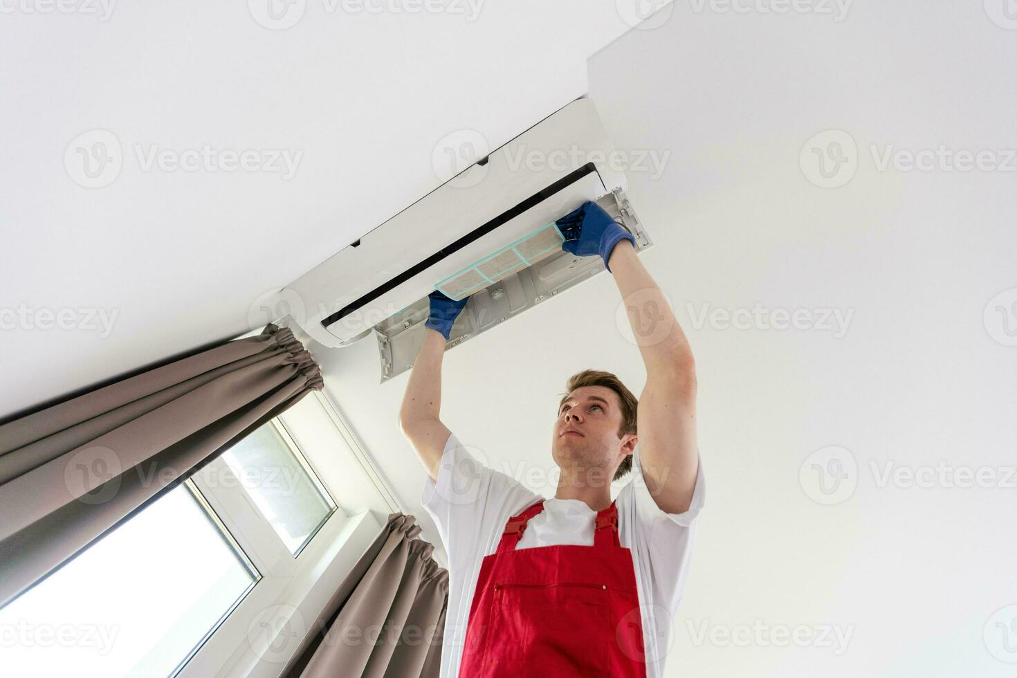 Bedienung Mann ist Reinigung, Reparatur und Instandhaltung von Luft Conditioner foto