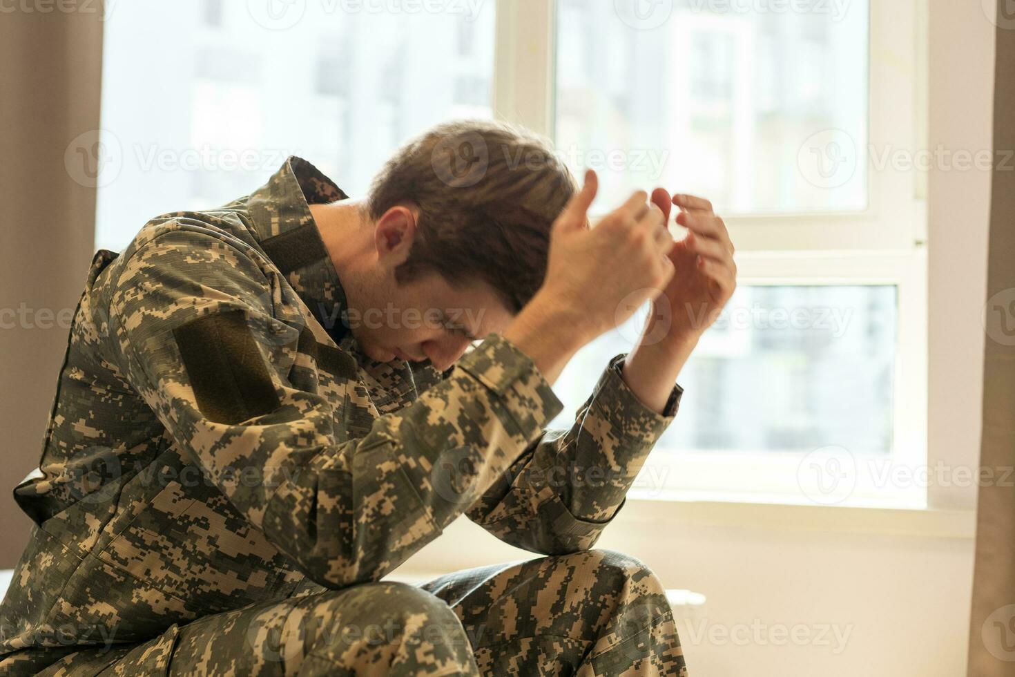 Porträt von Mitte alt traurig, verzweifelt Militär- Mann suchen nachdenklich beim Kamera während Therapie Sitzung. deaktiviert Soldat Leiden von Depression psychologisch Trauma. ptsd Konzept. horizontal Schuss foto