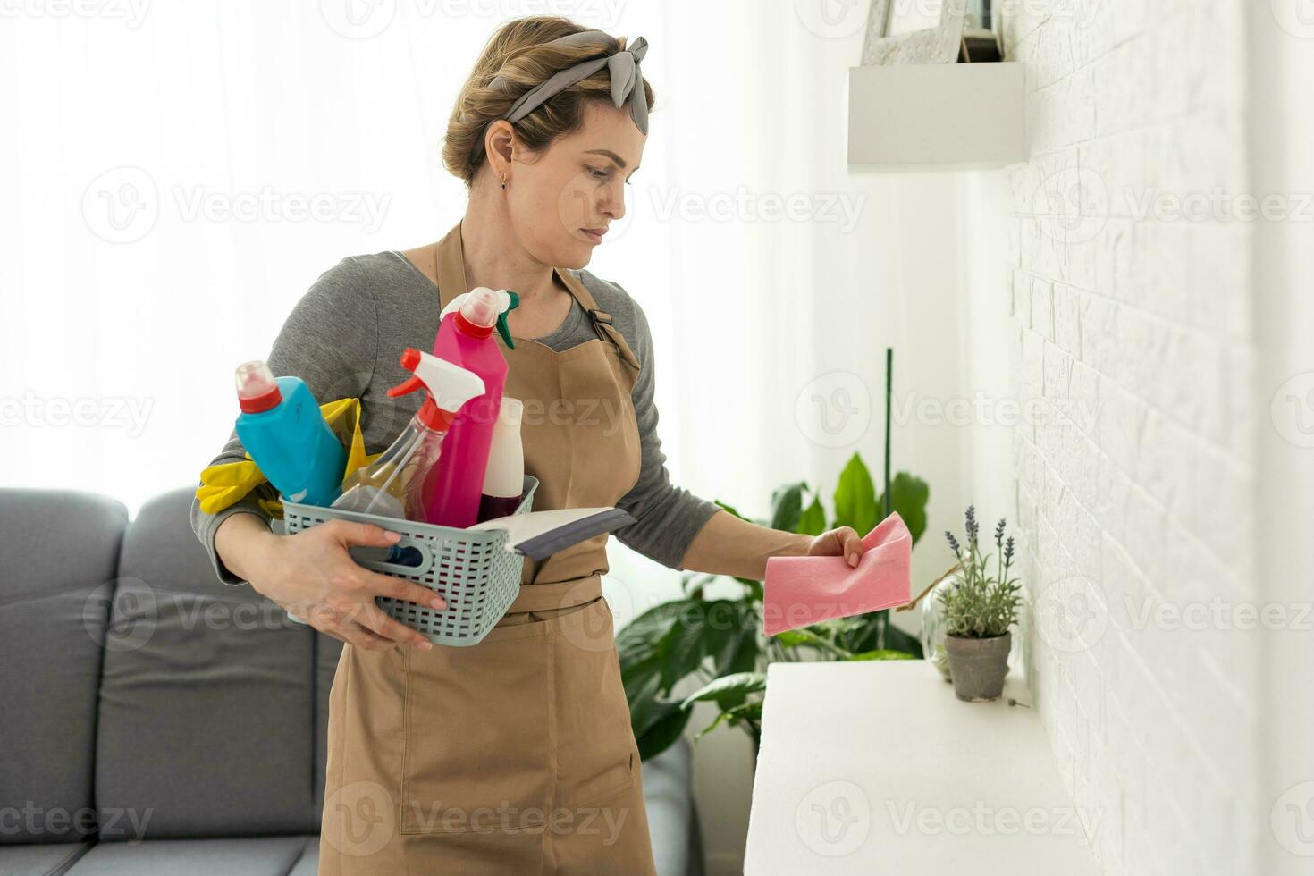 Frau Reinigung das Haus, Hausarbeit foto