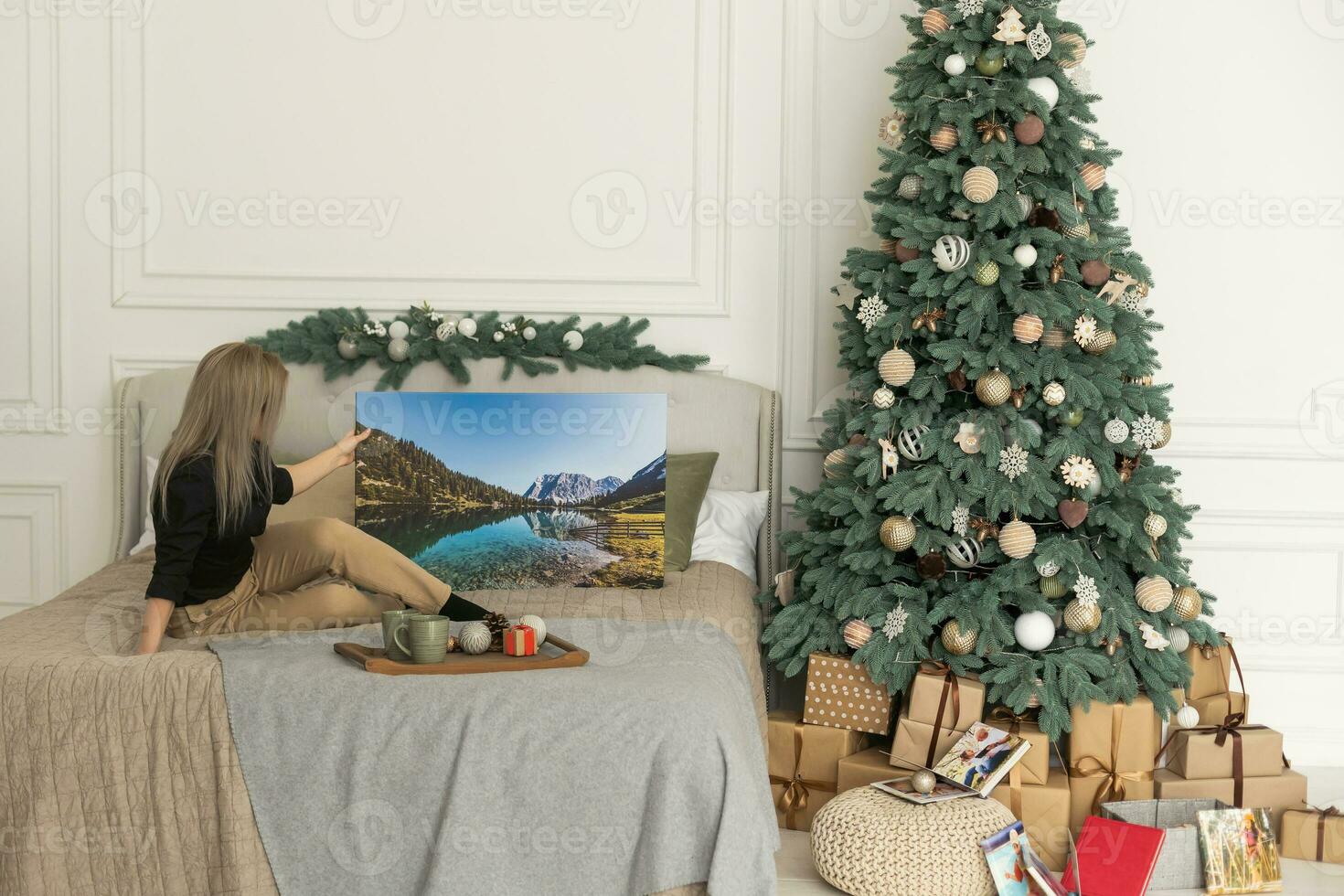 weiblich hält Leinwand, Weihnachten Konzept. Weiß Segeltuch Tafel und Weihnachten Dekoration. foto