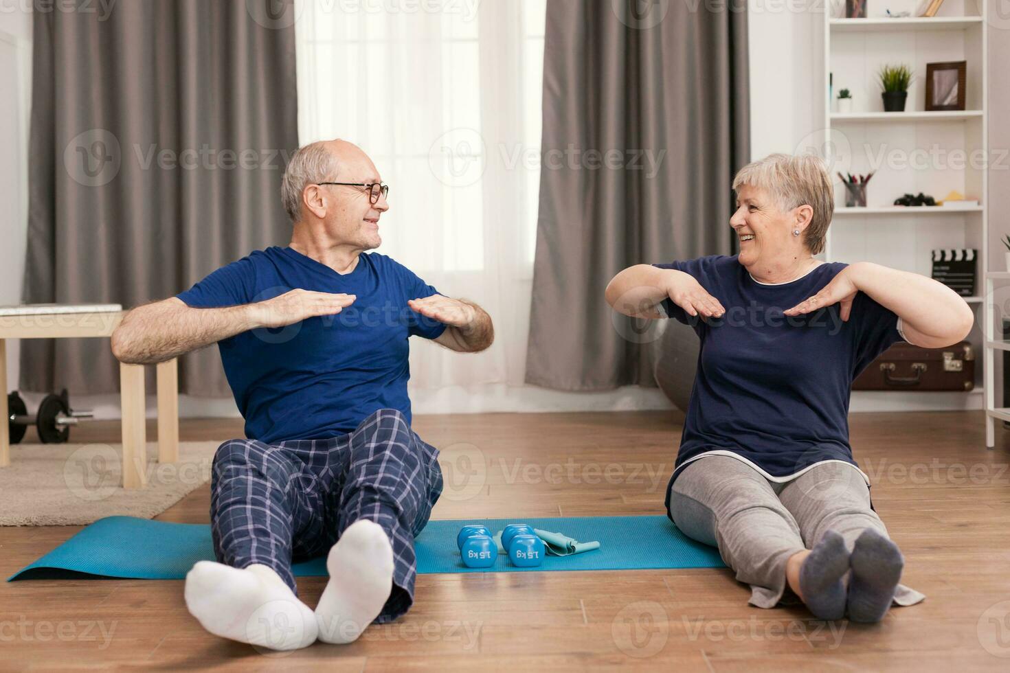alt Menschen Dehnen auf Yoga Matte und lächelnd beim jeder andere. alt Person gesund Lebensstil Übung beim heim, trainieren und Ausbildung, Sport Aktivität beim heim. foto