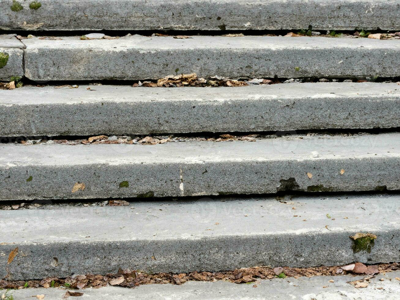 alt Beton Treppe im ein Stadt Park foto