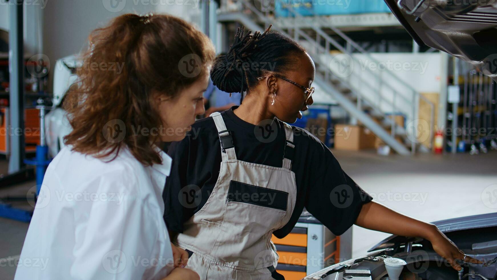 Nahansicht von Hand im Gelb Handschuh Reinigung Auto mit Mikrofaser Tuch, selektiv  Fokus Hände im Handschuhe von Experte Techniker elektrisch Auto, ai  generiert 33880870 Stock-Photo bei Vecteezy