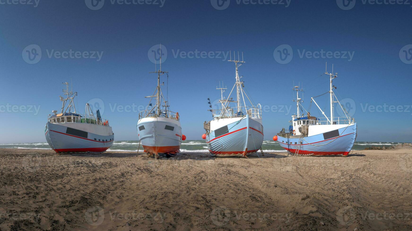 Angeln Boote auf das Strand im Dänemark Thorup Strand foto