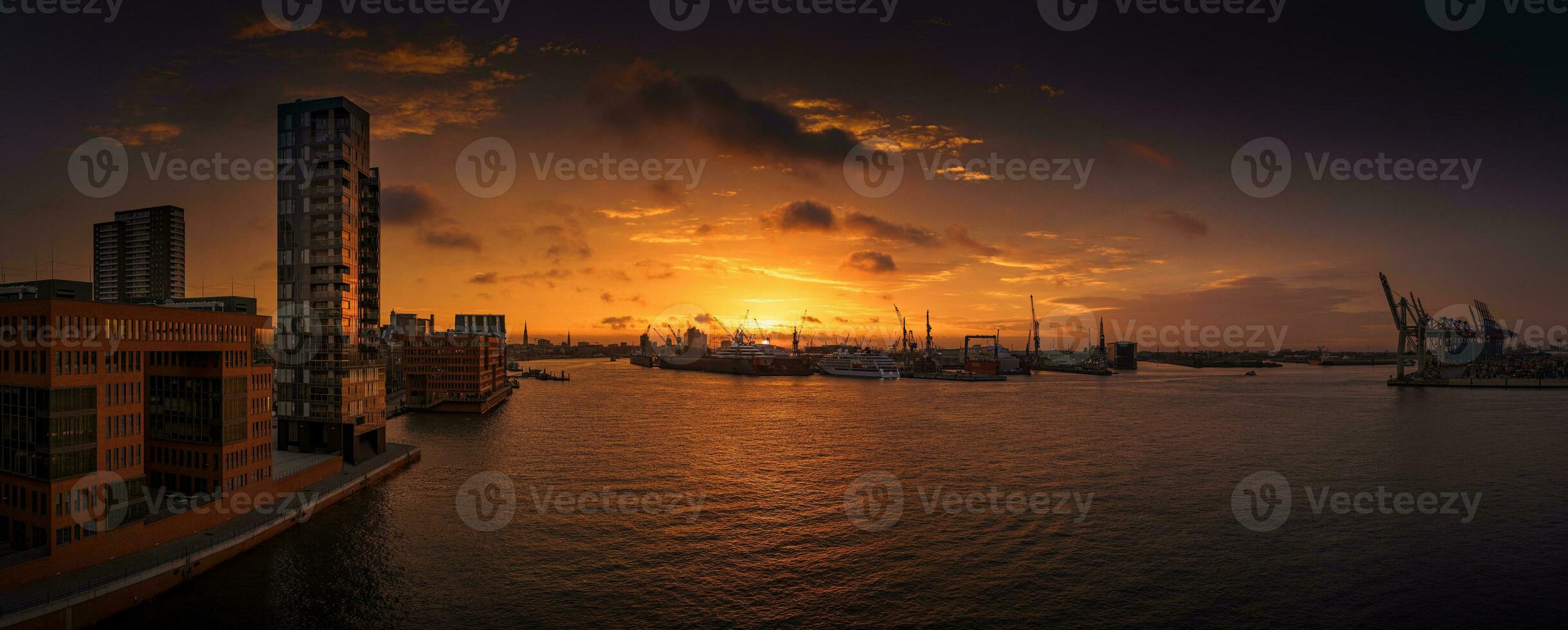 Sonnenaufgang Panorama von Hamburg foto