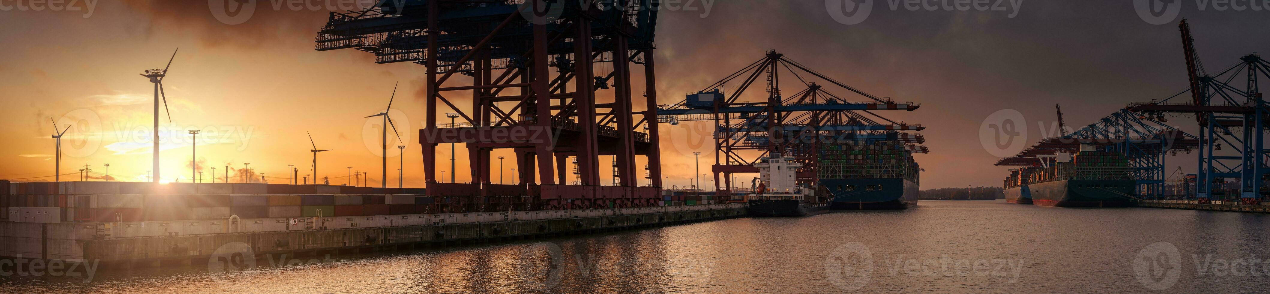 groß Sonnenuntergang Panorama von ein Container Terminal im Hamburg foto