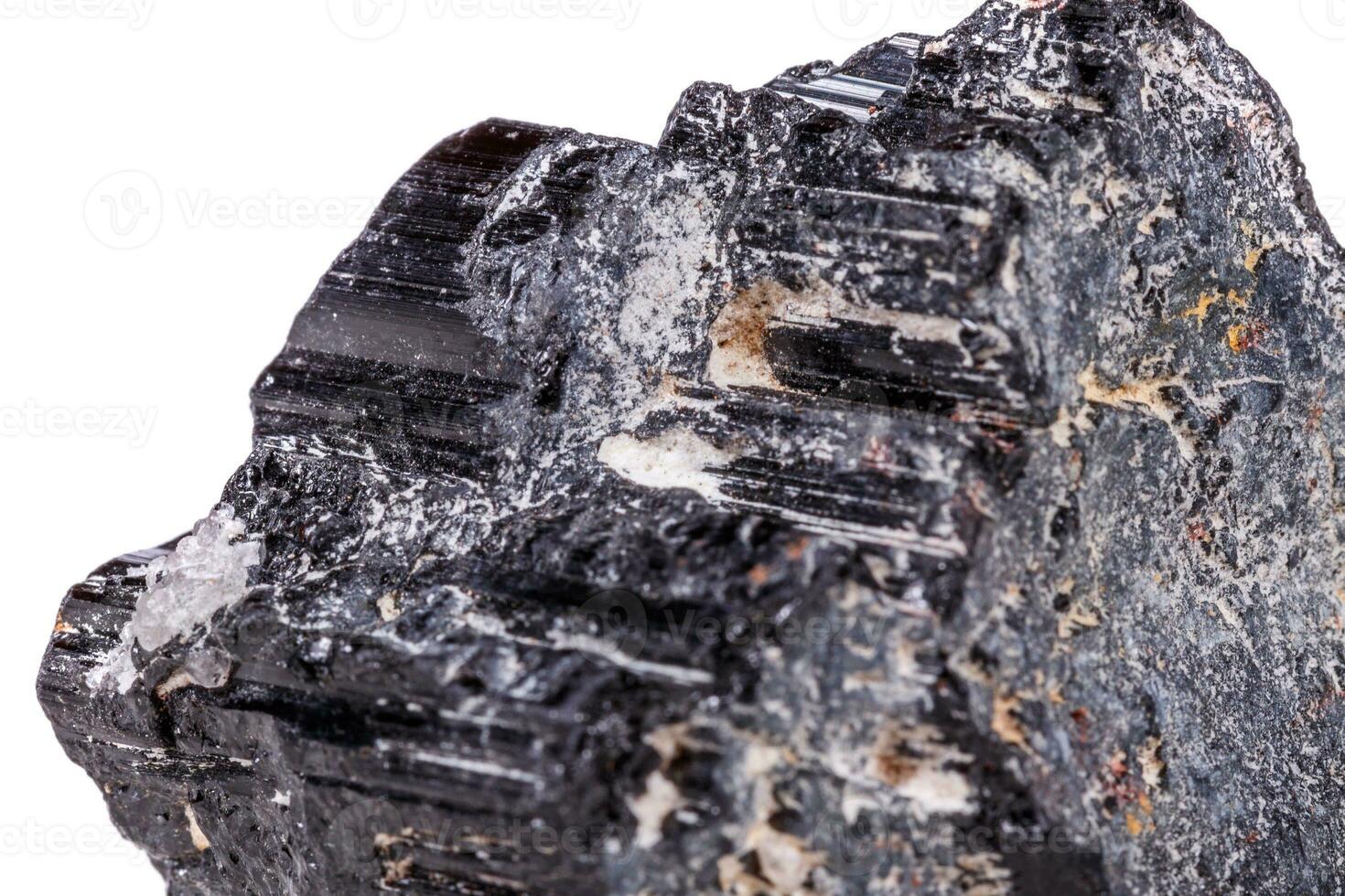 Makromineralstein Sherle, Schörl, schwarzer Turmalin auf weißem Hintergrund foto