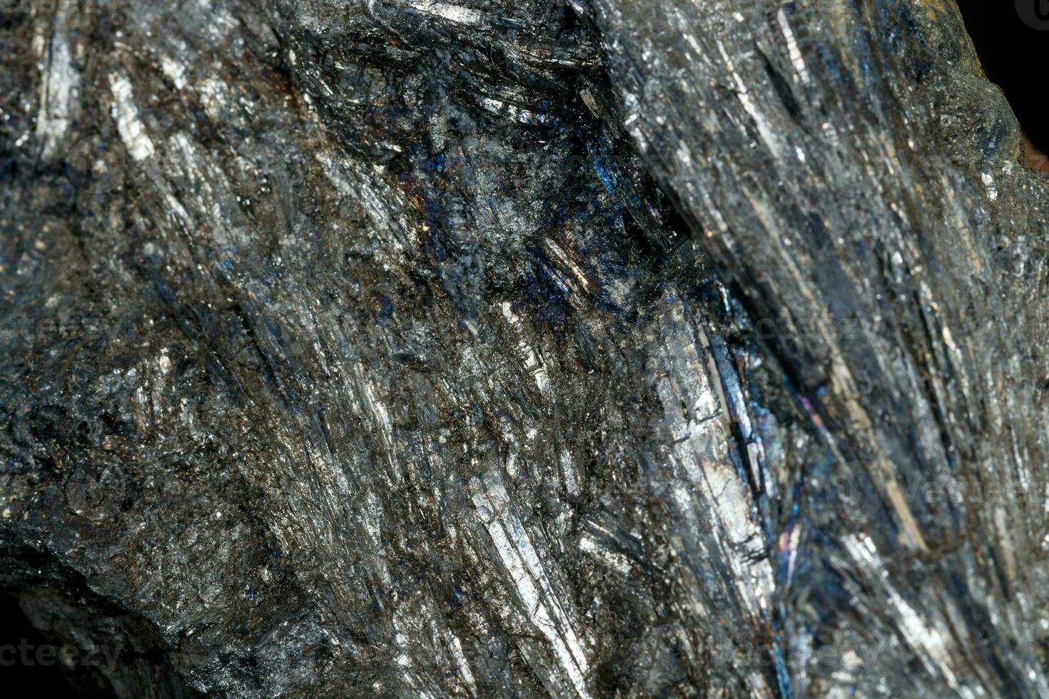 Makro von ein Stein Stibnit Mineral auf ein schwarz Hintergrund foto