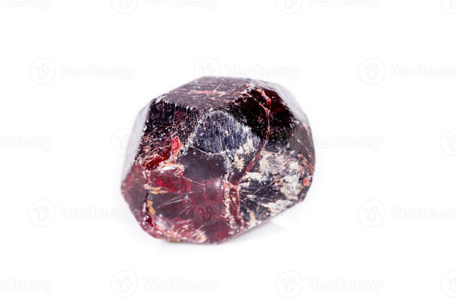 Makro eines mineralischen Granatsteins auf weißem Hintergrund foto