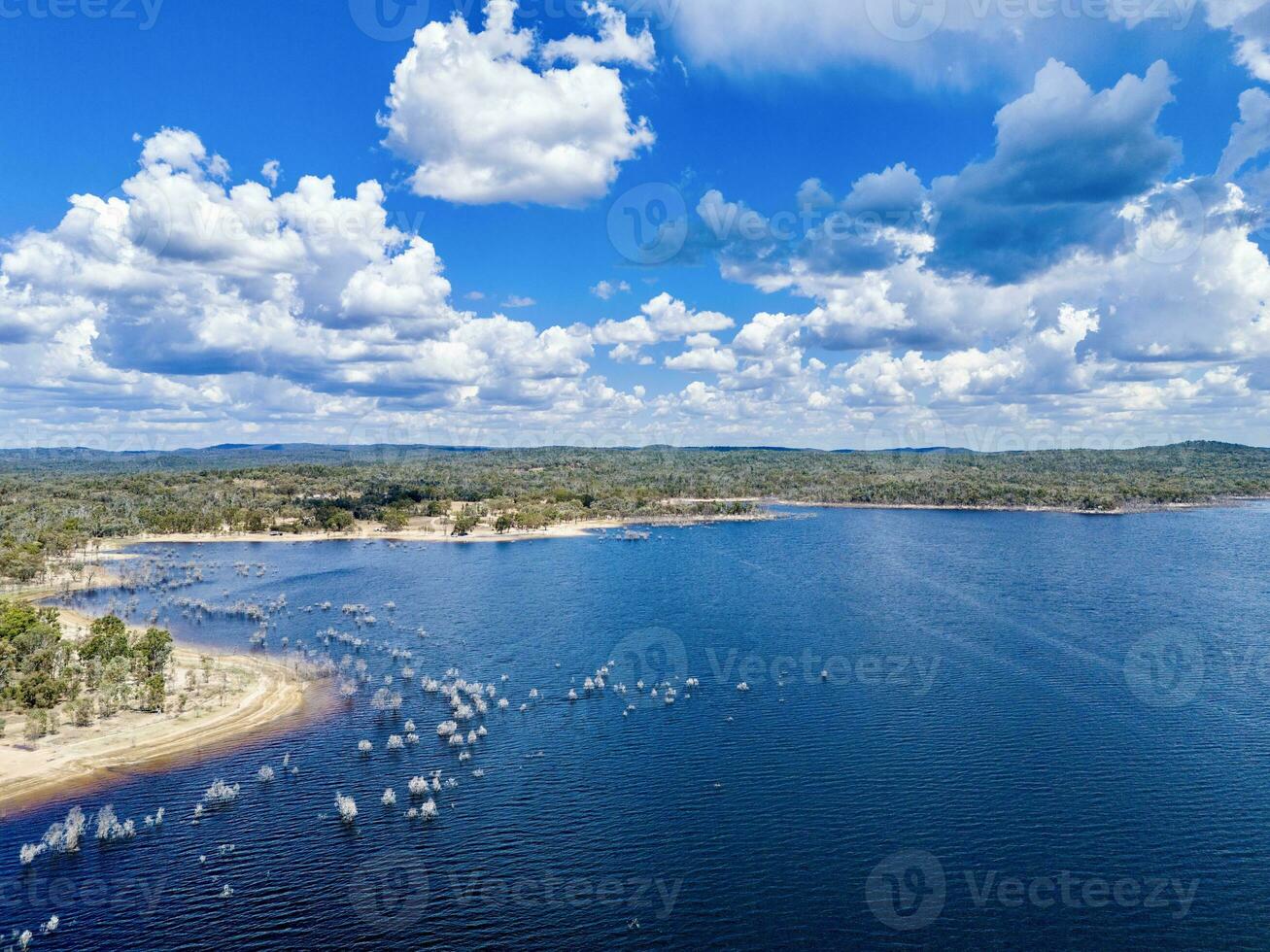 Antenne Aussicht von ein Drohne genommen beim Copeton Damm Nord Küstenvorland aus in der Nähe von inverell, Neu Süd Wales, 2360, Australien foto