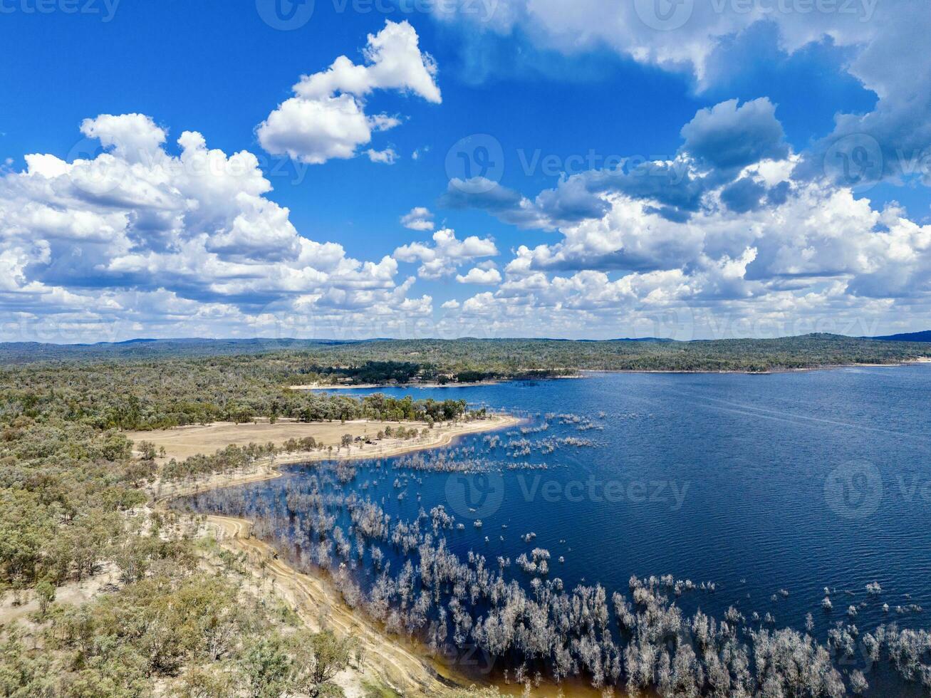 Antenne Aussicht von ein Drohne genommen beim Copeton Damm Nord Küstenvorland aus in der Nähe von inverell, Neu Süd Wales, 2360, Australien foto