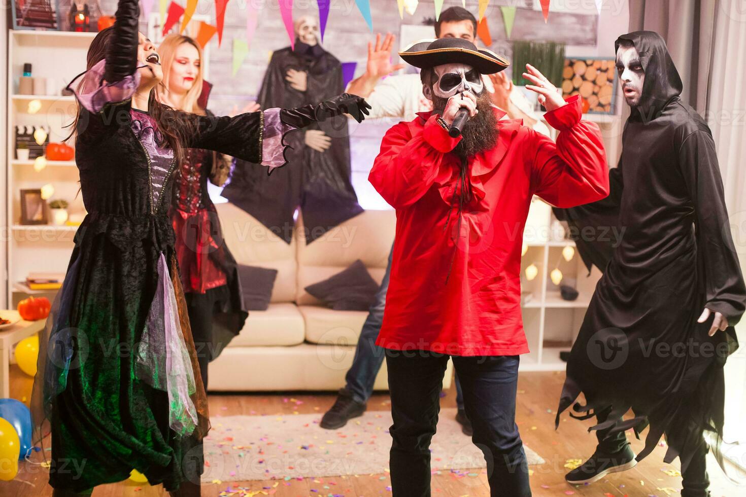 Mann im Pirat Kostüm tun Karaoke beim Halloween Party mit seine Freunde. foto