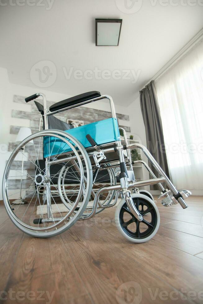 Rollstuhl im ein Zimmer mit niemand im es zum Patienten mit Gehen Behinderung. Nein geduldig im das Zimmer im das Privat Pflege- heim. Therapie Mobilität Unterstützung Alten und deaktiviert Gehen Behinderung Beeinträchtigung Wiederherstellung Lähmung ungültig Rehabilitation foto